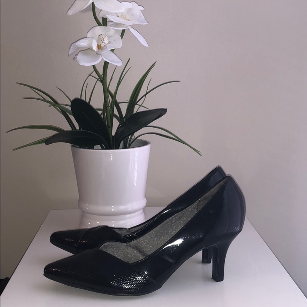 Life Stride Black Pumps